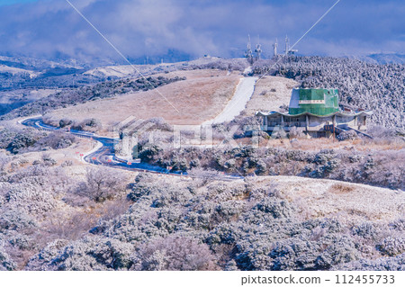 (靜岡縣)雪伊豆天際線,行駛在源岳展望台附近的汽車 (靜岡縣)雪伊豆天際線,行駛在源岳展望台附近的汽車 112455733