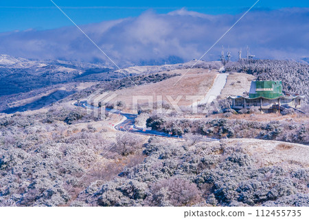 (靜岡縣)雪伊豆天際線,行駛在源岳展望台附近的汽車 (靜岡縣)雪伊豆天際線,行駛在源岳展望台附近的汽車 112455735