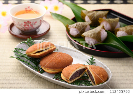 Japanese sweets Dorayaki and Sakura Mochi 112455793