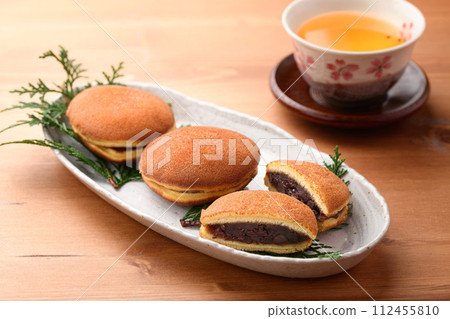 Japanese sweets Dorayaki and tea 112455810