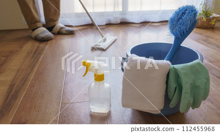 清潔工具 | 用抹布清潔地板的人 清潔工具 | 用抹布清潔地板的人 112455968