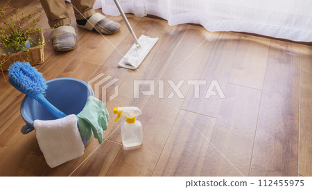 清潔工具 | 用抹布清潔地板的人 112455975