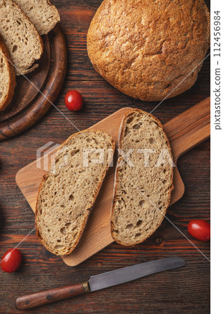Top view of sliced rye bread 112456984