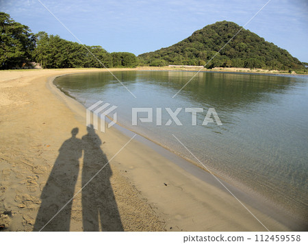 Shadow of the couple looking towards Mt. Shigetsu where the Hagi Castle ruins are located from the Kikugahama coast. Horiuchi, Hagi City, Yamaguchi Prefecture 112459558