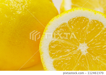 Cut lemon 112461370