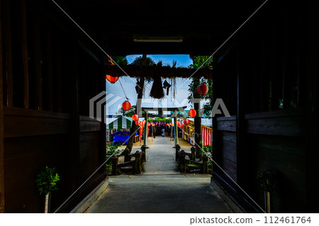 Wisteria festival scenery seen from the precincts turret gate (torii) that shines in the bright spring weather ``Nakayama Great Wisteria [Nakayama Kumano Shrine, Yanagawa City]'' 112461764