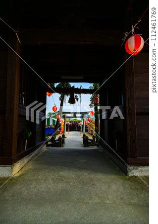 Wisteria festival scenery seen from the precincts turret gate (torii) that shines in the bright spring weather ``Nakayama Great Wisteria [Nakayama Kumano Shrine, Yanagawa City]'' 112461769