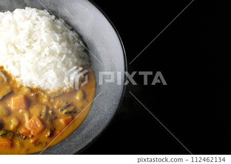 黑色背景下滾燙的咖哩飯和大量蔬菜(如豬肉、南瓜和胡蘿蔔)的頭頂照片 黑色背景下滾燙的咖哩飯和大量蔬菜(如豬肉、南瓜和胡蘿蔔)的頭頂照片 112462134