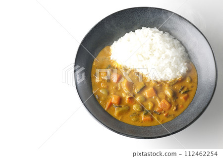 頭頂上的滾燙咖哩飯的照片，上面有大量蔬菜，如豬肉、南瓜和胡蘿蔔，白色背景。 112462254