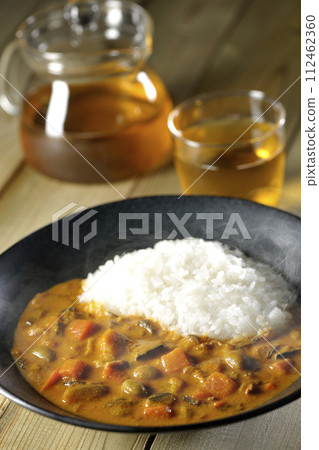 熱咖哩飯和茶，加入大量豬肉、南瓜和胡蘿蔔等蔬菜。 112462360