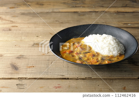 Hot curry rice with plenty of vegetables such as pork, pumpkin, and carrots. 112462416