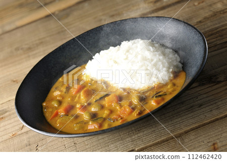 Hot curry rice with plenty of vegetables such as pork, pumpkin, and carrots. 112462420