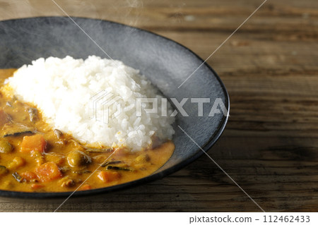 Hot curry rice with plenty of vegetables such as pork, pumpkin, and carrots. 112462433