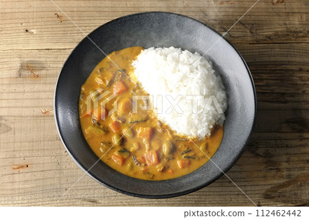 熱咖哩飯加入了大量的蔬菜，如豬肉、南瓜和胡蘿蔔。 112462442