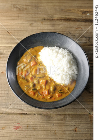 熱咖哩飯加入了大量的蔬菜,如豬肉、南瓜和胡蘿蔔。 熱咖哩飯加入了大量的蔬菜,如豬肉、南瓜和胡蘿蔔。 112462445