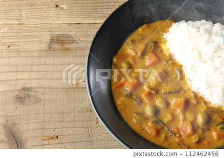 Hot curry rice with plenty of vegetables such as pork, pumpkin, and carrots. 112462456