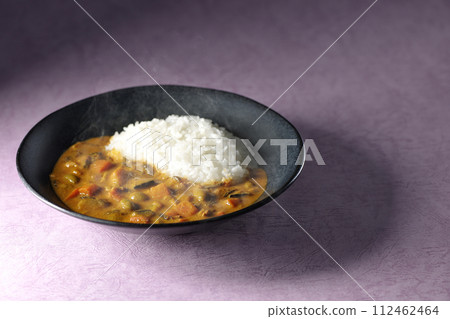 Hot curry rice with plenty of vegetables such as pork, pumpkin, and carrots. 112462464