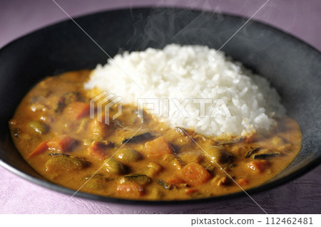 Hot curry rice with plenty of vegetables such as pork, pumpkin, and carrots. 112462481