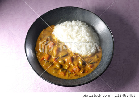 Hot curry rice with plenty of vegetables such as pork, pumpkin, and carrots. 112462495