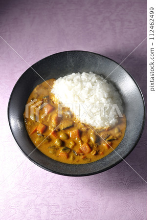 Hot curry rice with plenty of vegetables such as pork, pumpkin, and carrots. 112462499