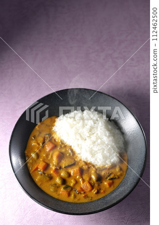 Hot curry rice with plenty of vegetables such as pork, pumpkin, and carrots. 112462500