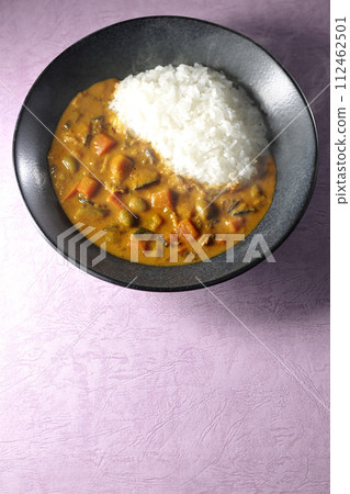 Hot curry rice with plenty of vegetables such as pork, pumpkin, and carrots. 112462501