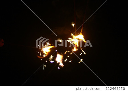 夏夜手持煙火綻放 夏夜手持煙火綻放 112463250