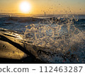 洶湧的海浪撞擊防波堤和日出 112463287