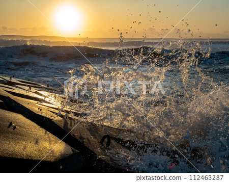 洶湧的海浪撞擊防波堤和日出 洶湧的海浪撞擊防波堤和日出 112463287