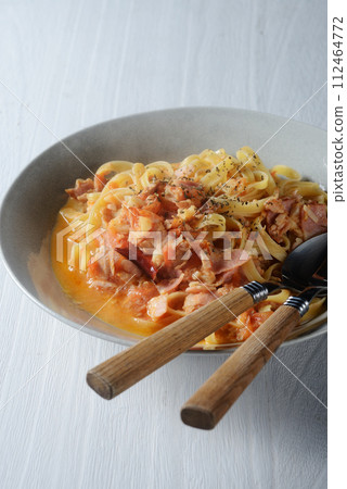 Pasta with tomato and bacon 112464772