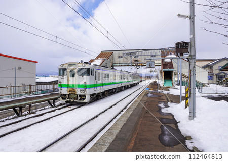 Kiha 40 type diesel train at Onakayama Station 112464813