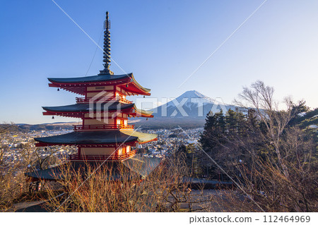 [Yamanashi Prefecture_Fujiyoshida City] Mt. Fuji seen from Arakurayama Sengen Park February 112464969