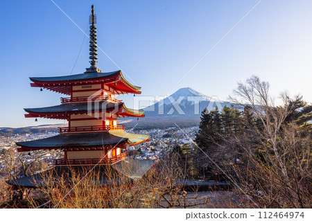 [Yamanashi Prefecture_Fujiyoshida City] Mt. Fuji seen from Arakurayama Sengen Park February 112464974