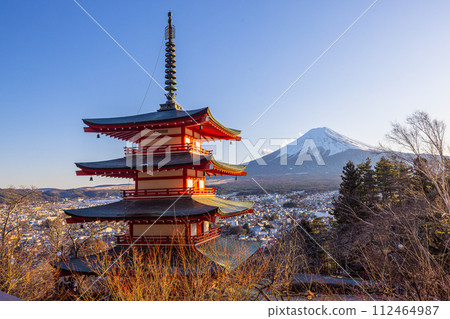 [山梨縣_富士吉田市] 2月從新倉山淺間公園看到的富士山 112464987