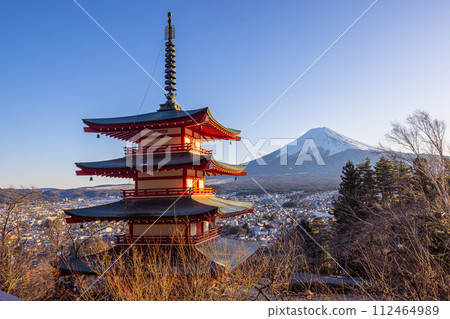 [山梨縣_富士吉田市] 2月從新倉山淺間公園看到的富士山 112464989