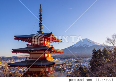 [Yamanashi Prefecture_Fujiyoshida City] Mt. Fuji seen from Arakurayama Sengen Park February 112464991