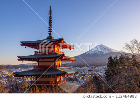 [山梨縣_富士吉田市] 2月從新倉山淺間公園看到的富士山 112464998