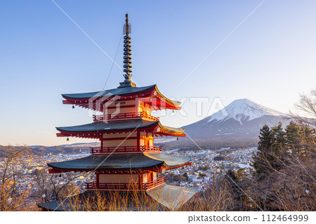 [山梨縣_富士吉田市] 2月從新倉山淺間公園看到的富士山 112464999
