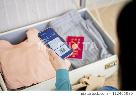 一個女人為旅行做準備 112465080