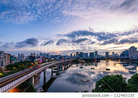 Hanoi cityscape at twilight at Hoang Cau lake 112465185