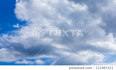 Many clouds flowing in the midsummer blue sky Many clouds flowing in the midsummer blue sky 112465321