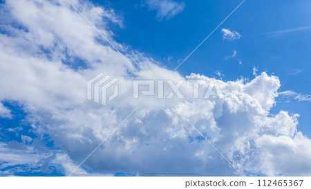 許多雲在盛夏的藍天上流動 許多雲在盛夏的藍天上流動 112465367