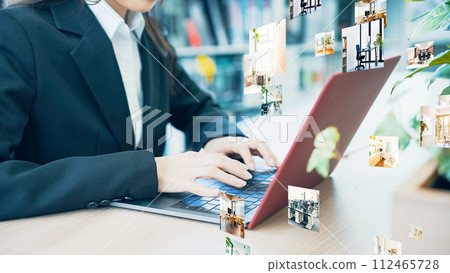 使用筆記本電腦的女士和產權房搜索網站的照片 112465728