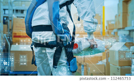 穿著動力輔助服和技術圖像的工人 穿著動力輔助服和技術圖像的工人 112465753