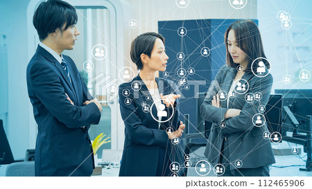 Businessman and network image to have a meeting 112465906