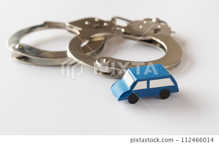 手銬和汽車交通事故危險駕駛 112466014
