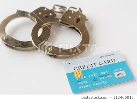 手銬和信用卡、卡片犯罪、特殊詐騙、犯罪圖像、金融犯罪、非法行為、未經授權的使用 112466015