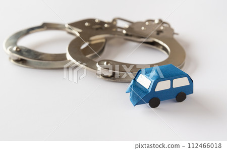 手銬和汽車交通事故危險駕駛 手銬和汽車交通事故危險駕駛 112466018