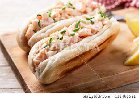 Lobster roll on wooden table 112466581