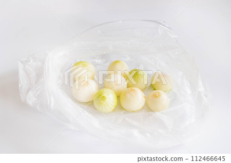 Pour the sake into the bag containing the Pekoros. Pour the sake into the bag containing the Pekoros. 112466645